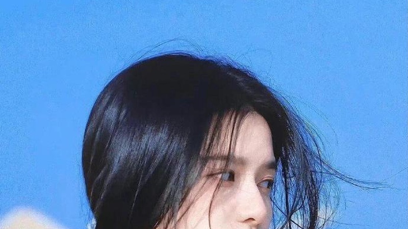 张婧仪防晒喷雾喷出灭火架势网友调侃剧组需配灭火器